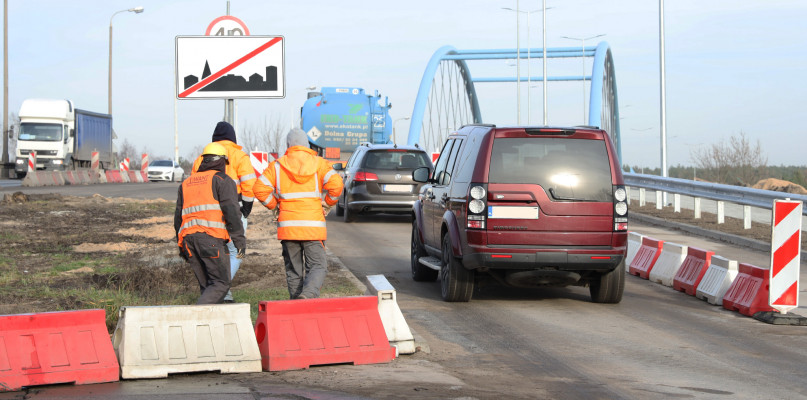 Jeden pas ruchu na nowym wiadukcie na al. Armii Krajowej na jezdni w kierunku Gdańska otwarty. Fot. Jacek Nowacki