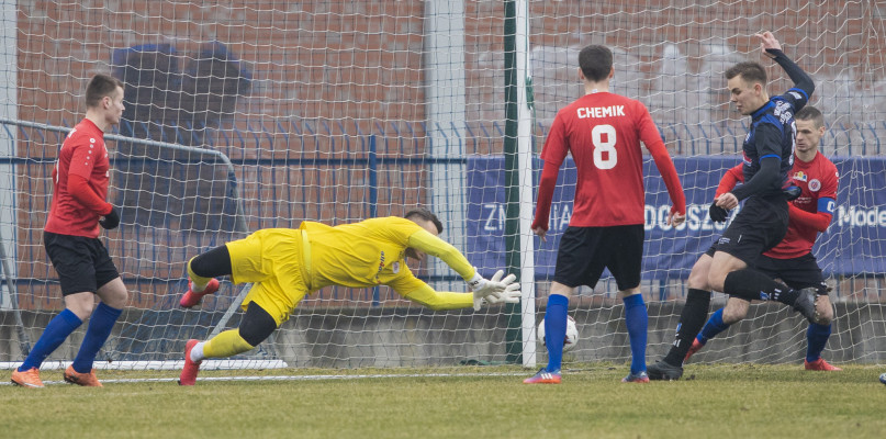 Korneliusz Sochań dopadł piłki w polu karnym i mimo asysty dwóch obrońców Chemika wepchnął ja do bramki - 1:0 dla Zawiszy. Fot. Jacek Nowacki