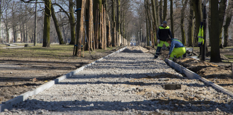Przebudowa alejek wzdłuż Starego Kanału Bydgoskiego trwa. Fot. Jacek Nowacki