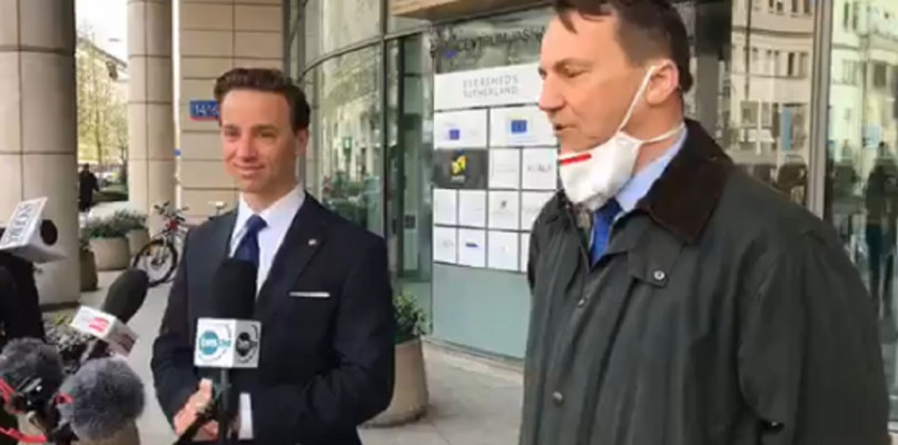 Kandydat na prezydenta Konfederacji Krzysztof Bosak i europoseł PO Radosław Sikorski / Źródło: Twitter / Konfederacja 