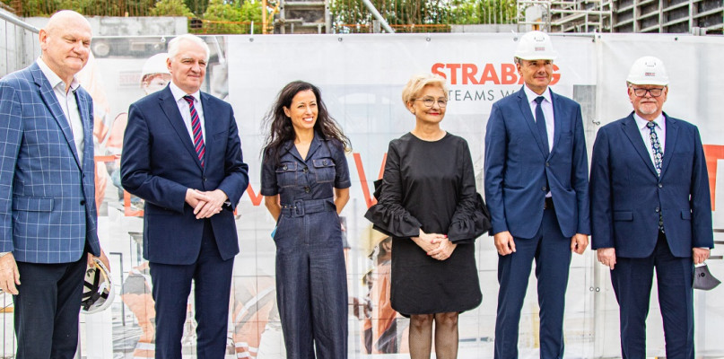 Wmurowanie aktu erekcyjnego. Od lewej: prezydent Torunia Michał Zaleski, przewodniczący Porozumienia Jarosław Gowin, podsekretarz stanu w MNiSW Anna Budzanowska, sekretarz stanu w MRPiPS Iwona Michałek, dyrektor budownictwa ogólnego w STRABAG Sp. z o.o. Dariusz Kolasa, rektor UMK prof. dr hab. Andrzej Tretyn. Źródło: STRABAG