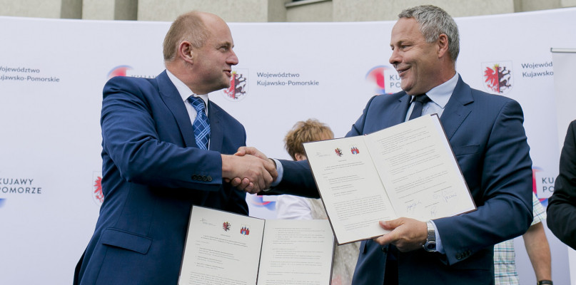 Marszałek województwa Piotr Całbecki i prezydent Bydgoszczy Rafał Bruski po podpisaniu 12 czerwca 2018 roku  deklaracji w sprawie wspólnych działań zmierzających do realizacji projektu inwestycyjnego pod nazwą - Rozbudowa Opery NOVA w Bydgoszczy o IV krąg wraz z infrastrukturą parkingową. Fot. Jacek Nowacki
