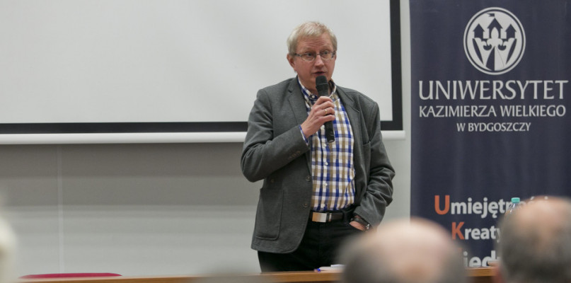 Odczyt prof. Ireneusza Ziemińskiego podczas sympozjum literacko-filozoficznego pt. Cały własny świat - poznawanie twórczości Krzysztofa Derdowskiego w Bibliotece UKW - 16.11.2019. Fot. Jacek Nowacki
