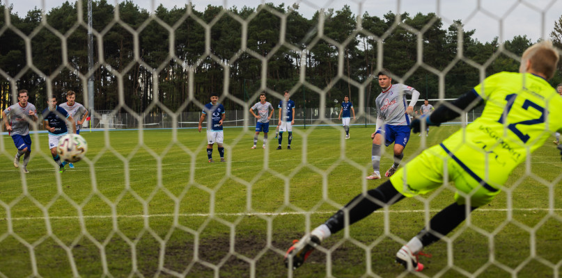 Maciej Sieradzki strzela gola z karnego - 1:0 dla BKS-u. Fot. Jacek Nowacki