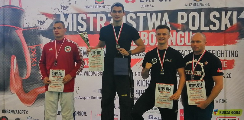 Mariusz Migdalski na najwyższym stopniu podium mistrzostw Polski w kickboxingu