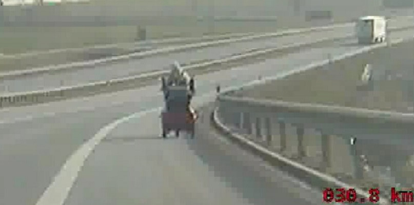 Screen z filmu policji