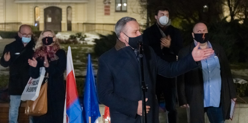 Prezydent Rafał Bruski, dyscyplinujący policję, która wzywała uczestników demonstracji 23 lutego 2021 roku na Starym Rynku do rozejścia się.  Fot. Jacek Nowacki