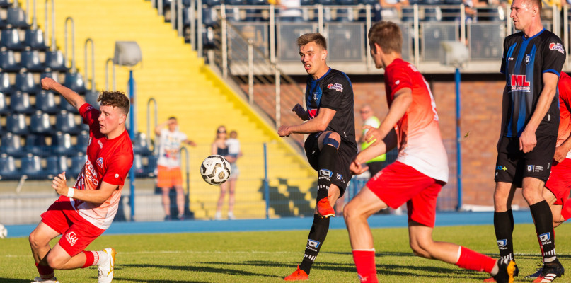 Wojciech Mielcarek strzela pierwszą bramkę (Zawisza - Lider Włocławek 5:1 - 16.06.2021). Fot. Jacek Nowacki