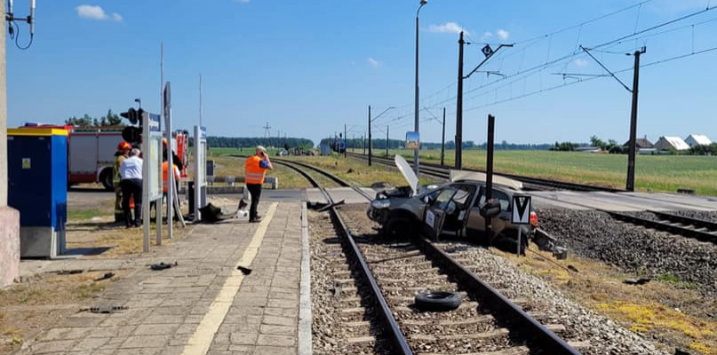 Wypadek na przejeździe w Dąbrowach. Źródło: Komenda PSP Świecie/Facebook