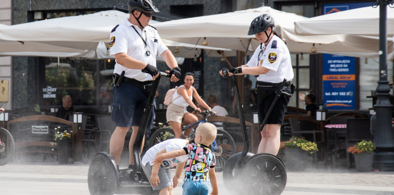 Patrol strażników miejskich na segwayach na Starym Rynku. Fot. Jacek Nowacki