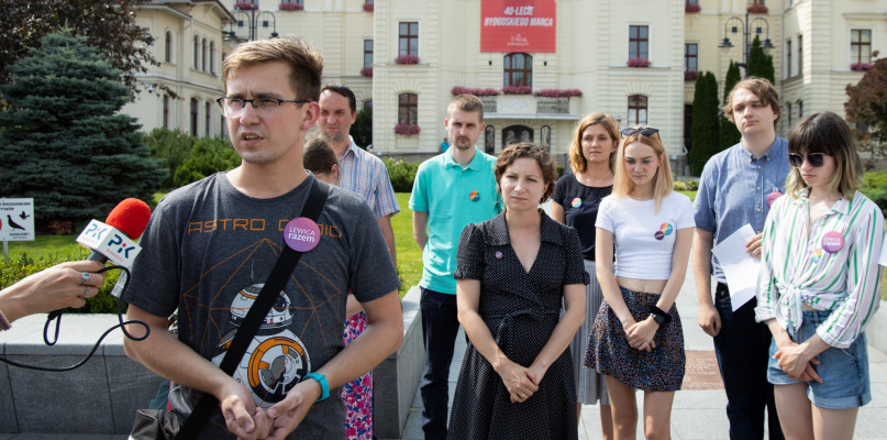 Chcemy wyrazić sprzeciw wobec retoryki, jaką strona ratuszowa wytacza w temacie budowy spalarni - powiedział podczas konferencji przed ratuszem Daniel Kaszubowski. Fot. Jacek Nowacki