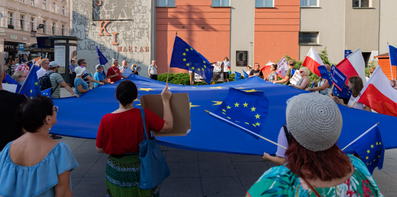 Komitet Obrony Demokracji  Bydgoszcz zostaje w Unii Europejskiej. Fot. Jacek Nowacki