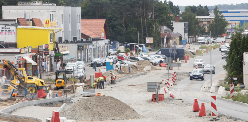 Na ulicy Kolbego jest postęp, a koniec robót wieszczy tablica. Fot. Jacek Nowacki