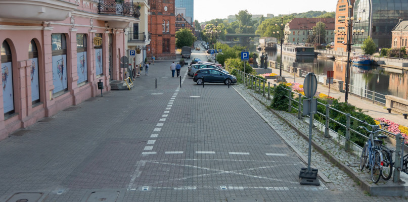 Kuriozalna decyzja o podziale pasażu przy Starym Porcie nieoczekiwanie tworzy przeszkodę dla pieszych. Fot. Jacek Nowacki