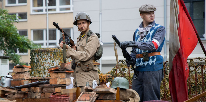 Bydgoscy Patrioci zorganizowali na placu Wolności inscenizację ukazującą życie w okupowanej Warszawie w 1944 roku, tuż przed wybuchem Powstania Warszawskiego. Fot. Jacek Nowacki