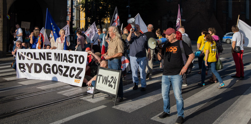 Demonstracja bydgoskiego KOD-u i Brygady Opozycji Ulicznej przeciw PiS i lex TVN. Fot. Jacek Nowacki