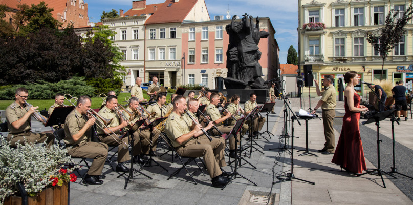 Koncert orkiestry wojskowej na Starym Rynku w dniu Święta Wojska Polskiego 2021. Fot. Jacek Nowacki