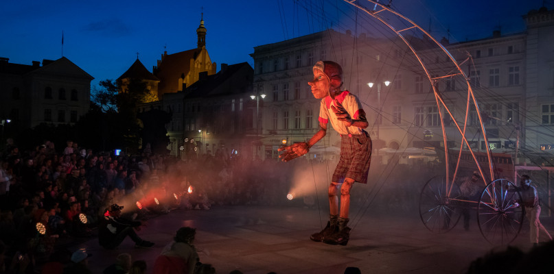 Plenerowe widowisko Kosmiczna Podróż Guliwera na Starym Rynku. Fot. Jacek Nowacki