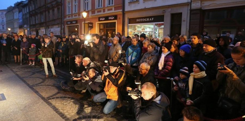 Fotoreporterzy i publiczność podczas uroczytości odsłonięcia autografów na ulicy Długiej. Fot. Jacek Nowacki