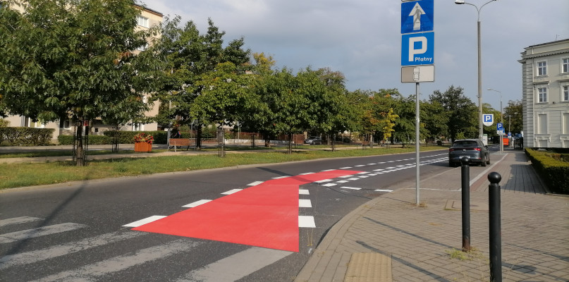 Rowerzyści przejmują w połowie aleję Ossolińskich. Fot. Jacek Nowacki