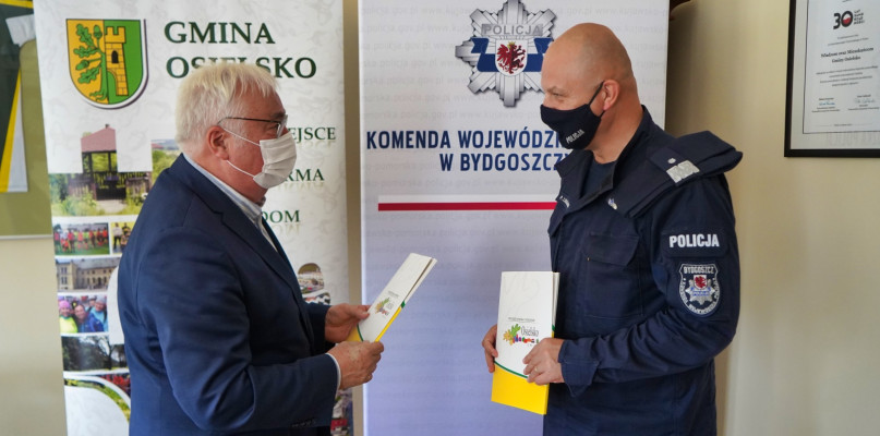 Wójt Osielska Wojciech Sypniewski i komendant wojewódzki policji w Bydgoszczy nadinsp. Piotr Leciejewski. Fot. Policja