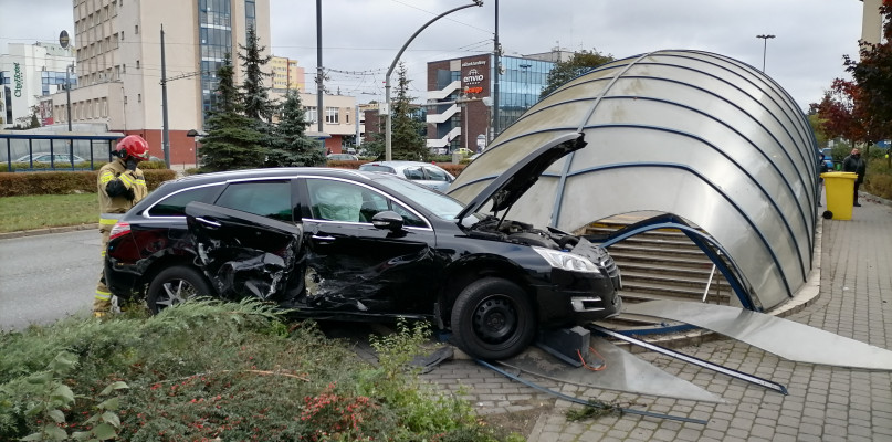 Auto omal nie wpadło do przejścia pod rondem Jagiellonów. Fot. Jacek Nowacki