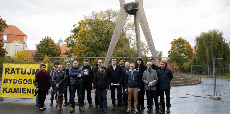 Bydgoszczanie przeciw zburzeniu pomnika  Tysiąclecia Państwa Polskiego na skwerze im. ppor. Leszka Białego. Fot. Jacek Nowacki