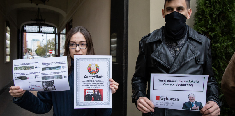 Happening Młodzieży Wszechpolskiej pod siedzibą redakcji Gazety Wyborczej w Bydgoszczy. Fot. Jacek Nowacki