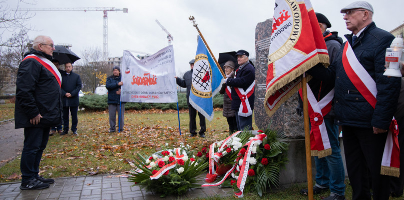 Kwiaty pod obeliskiem poświęconym pamięci internowanych w Wojskowych Obozach Internowania. Fot. Jacek Nowacki