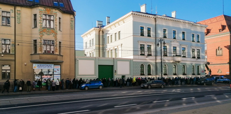 Przed siedzibą NBP w Bydgoszczy ustawiła się  długa kolejka. Fot. Nadesłane